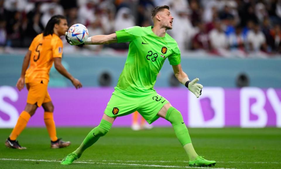 Andries Noppert throws the ball out during the Netherlands’ victory against Qatar