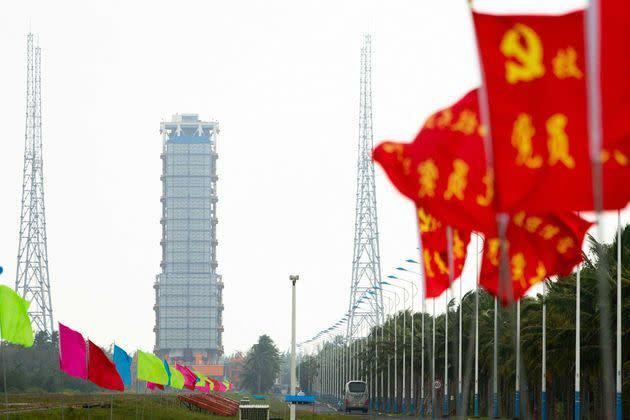 <p>La Chine a lancé mardi vers la Lune une sonde destinée à collecter des échantillons de roches et les ramener sur Terre.</p>