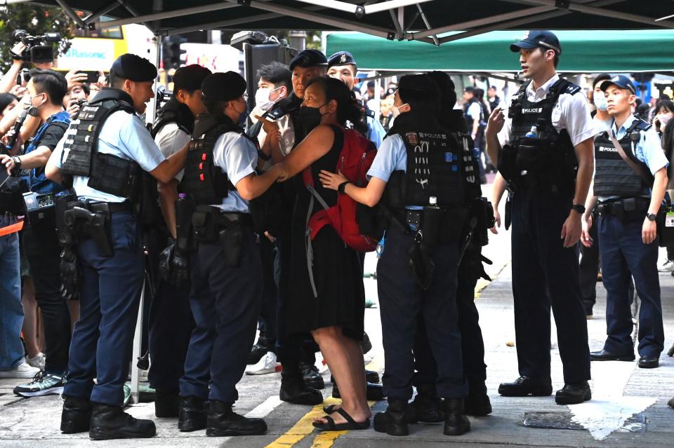 六四天安門事件34周年，法新社記者目擊香港警方拘捕至少10人，包括重要反對黨「社會民主連線」主席陳寶瑩、反送中名人「王婆婆」王鳳瑤等，一名拿著一本標題為《5月35日》書籍的黑衣青年也被逮。（法新社）