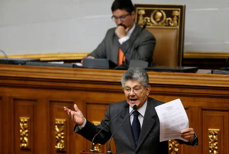 Henry Ramos Allup, lawmaker of the Venezuelan coalition of opposition parties (MUD), attends a session of the National Assembly in Caracas, August 19, 2017. REUTERS/Andres Martinez Casares