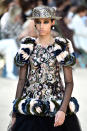 <p>Este look de la pasarela de Chanel deslumbró por su audacia y fastuosidad. Brillos, <em>paillettes</em> y volumen por doquier. – <em>Foto:</em><em> Pascal Le Segretain/Getty Images</em> </p>