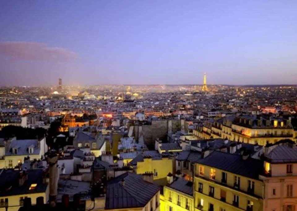 <p>Por 455 dólares la noche, tú y tu pareja pueden alojarse en esta morada romántica en el barrio bohemio de Montmartre. Por la noche podrás contemplar vistas como esta. Además, está ubicado a tan solo unos pasos de la Basílica del Sagrado Corazón, el Moulin Rouge y la zona de Pigalle. (Airbnb) </p>