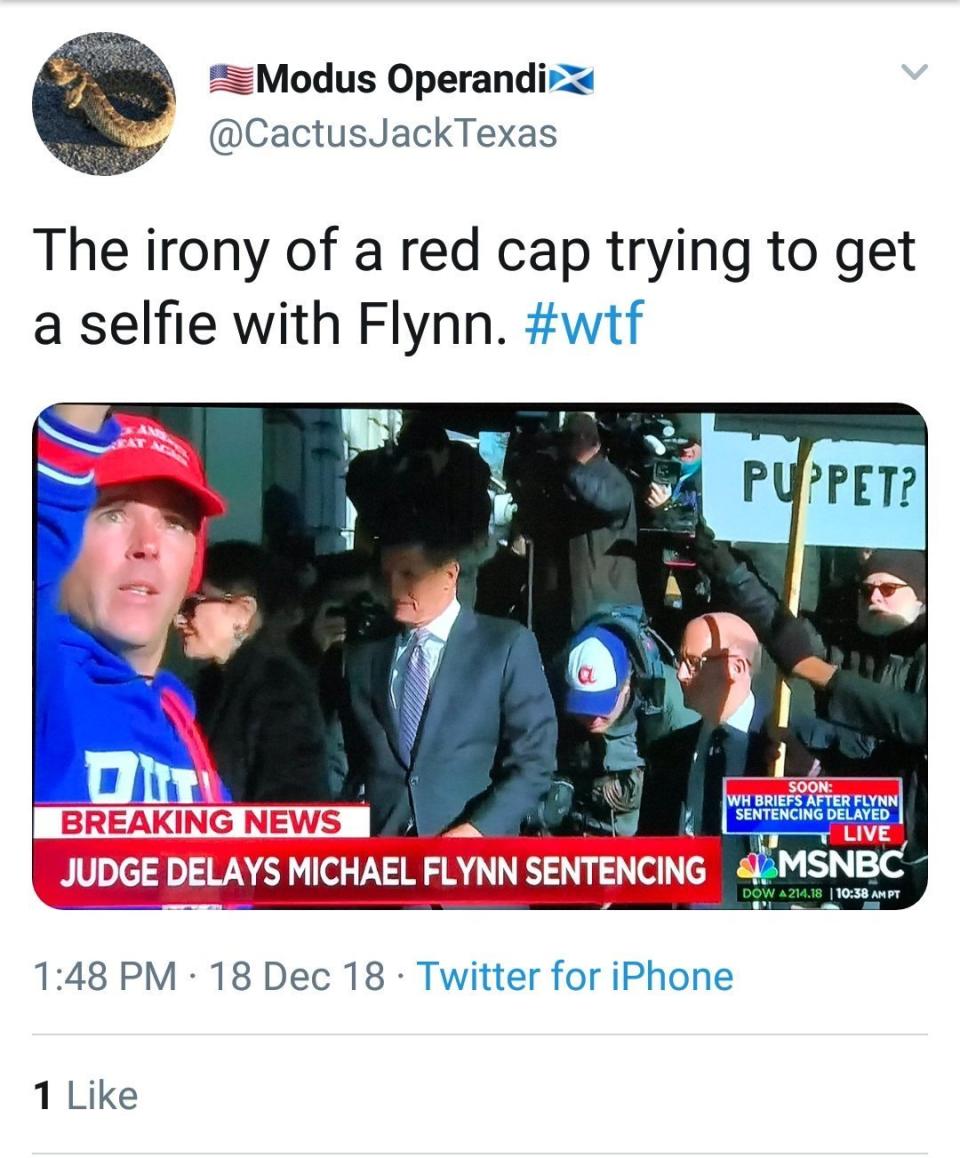 Riches photobombs a Michael Flynn court hearing. (Photo: CactusJackTexas)