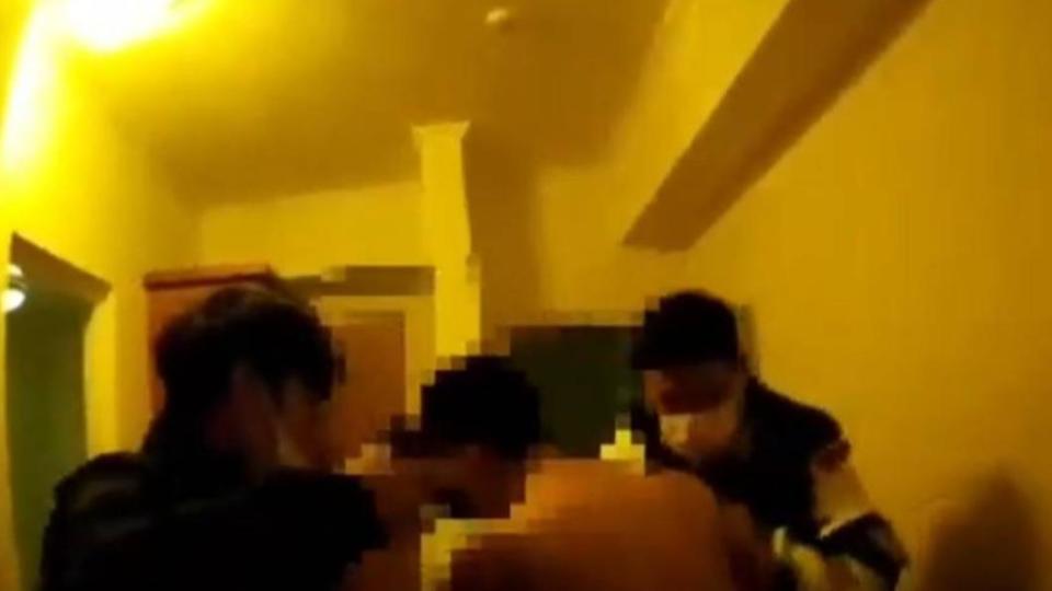 吉安警分局員警前往吉安鄉一間旅館，當場查獲梁姓男子(26歲)，員警持槍喝令男子趴下立即上拷逮捕。(吉安分局提供)
