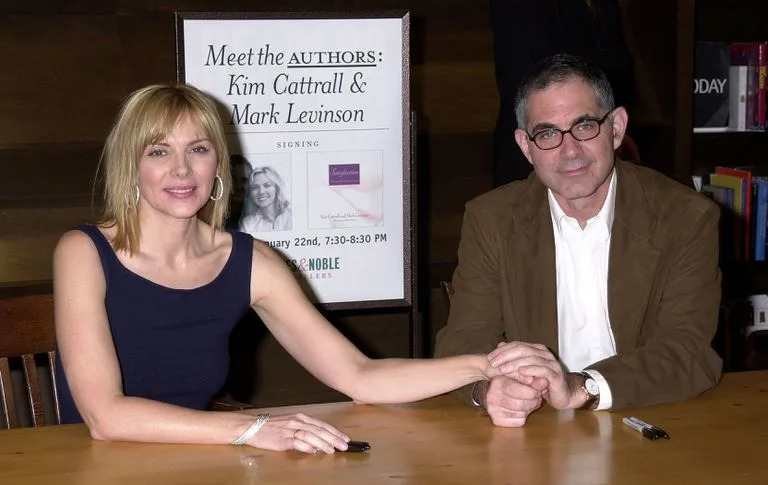 Kim Cattrall y Mark Levinson, el tercer marido de la actriz, con quien escribió un libro sobre el orgasmo femenino