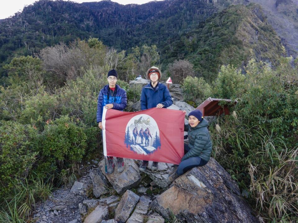 ▲大傳系跨國團隊扛著攝影器材一步一腳印攀上大武山，拍攝紀錄片，讓更多人看見臺灣之美。（照片來源：義守大學提供）。