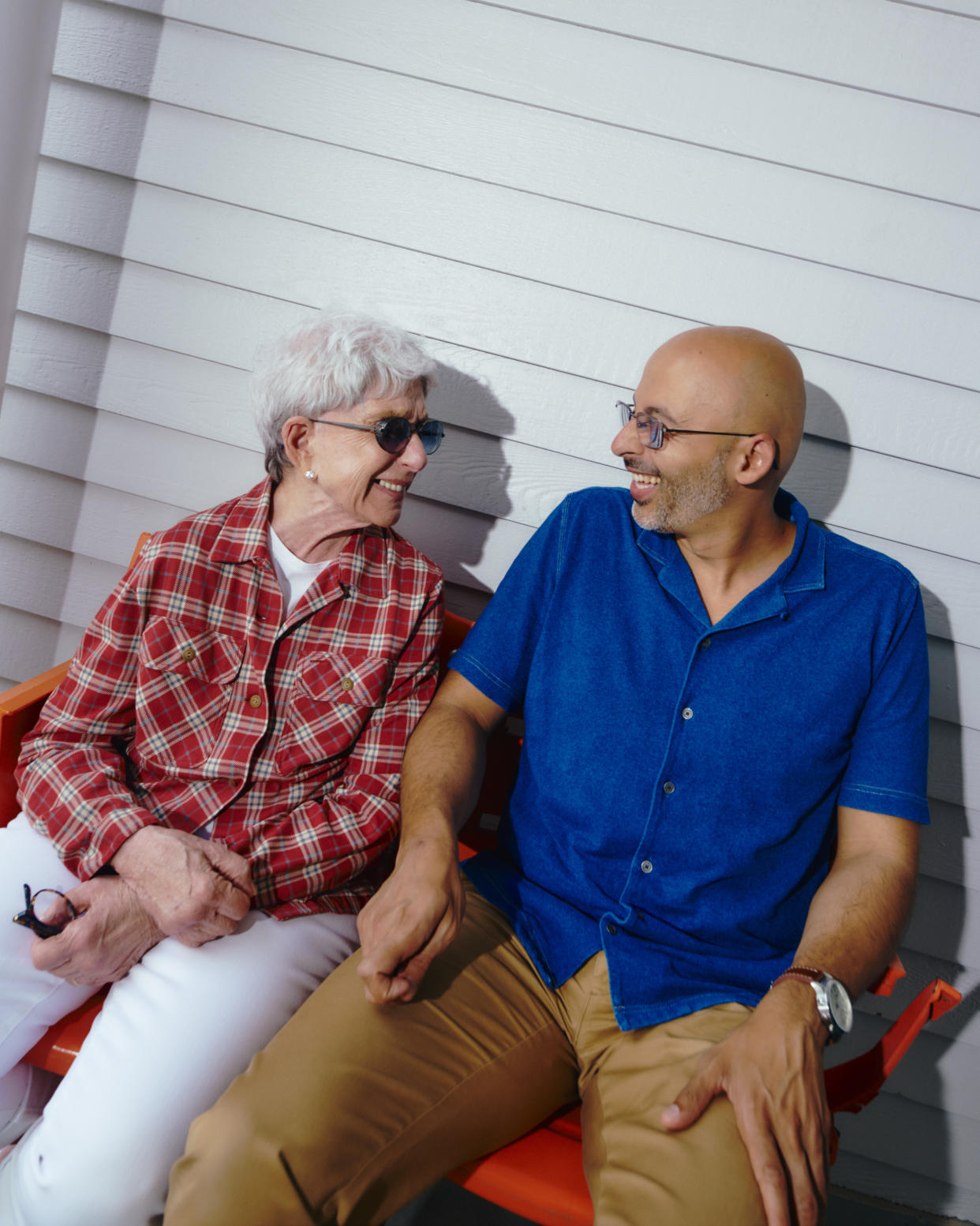 Roslyn Scharf, de 83 años, y Omid Malekan, de 42, unidos por el ejercicio, el amor a los Mets y el suicidio de alguien en la vida de cada uno de ellos, en Manhasset, Nueva York, el 15 de julio de 2023. (Yael Malka/The New York Times)
