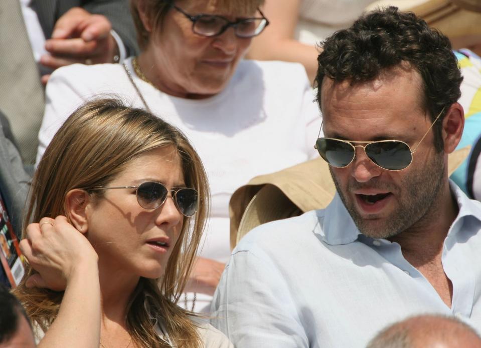 Doch der "Friends"-Star tröstete sich schnell: Im Sommer 2005, am Set zu "Trennung mit Hindernissen", kamen sich Aniston und Vince Vaughn näher, knapp ein Jahr später trennte sich das Paar allerdings schon wieder. (Bild: Clive Brunskill / Getty Images)