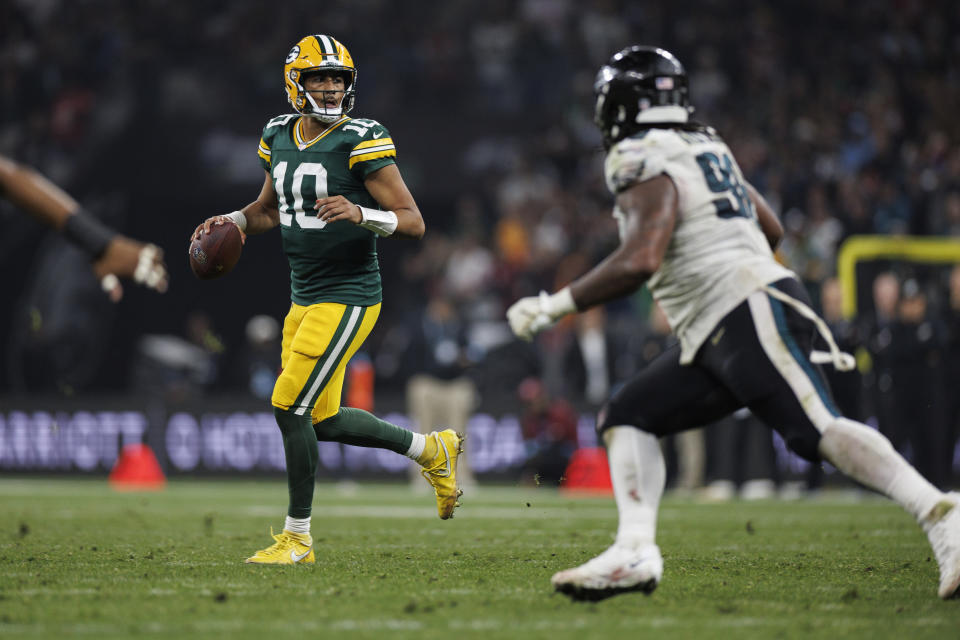 SÃO PAULO, BRASIL - 7 SEPTEMBER: Quarterback Jordan Love #10 dari Green Bay Packers melihat ke bawah lapangan untuk mengoper bola selama kuarter keempat pertandingan sepak bola NFL melawan Philadelphia Eagles, di Arena Corinthians pada 7 September 2024 di Sao Paulo, Brasil. (Foto oleh Brooke Sutton/Getty Images)