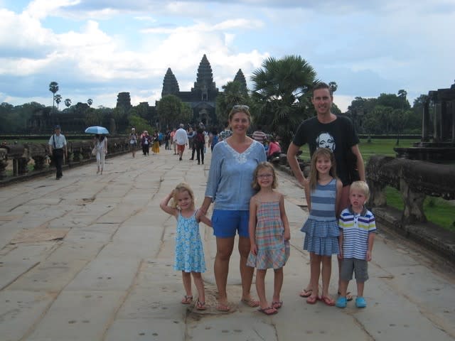Los príncipes disfrutando de un viaje a Camboya en mayo de 2014 (Collect/PA Real Life)