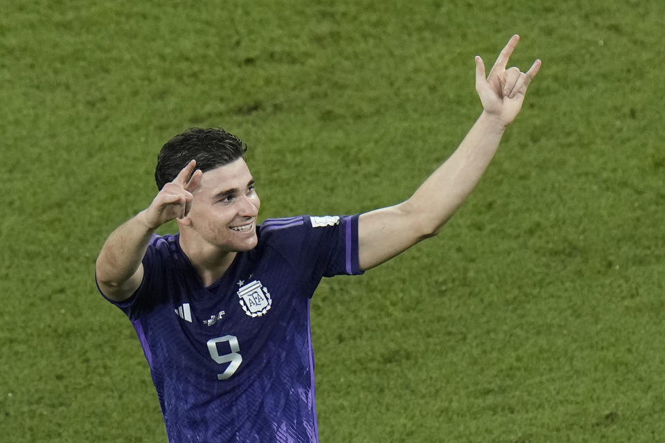 El delantero de Argentina Julián Álvarez celebra tras convertir un gol durante el partido ante Polonia por el Grupo C en el estadio 974 de Doha, Qatar, miércoles 30 de noviembre, 2022. (AP Foto/Natacha Pisarenko)