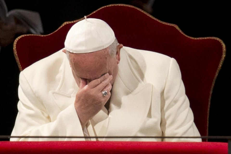 El papa Francisco preside la procesión del Viacrucis en Roma, el viernes 18 de abril de 2014. (Foto AP/Andrew Medichini)