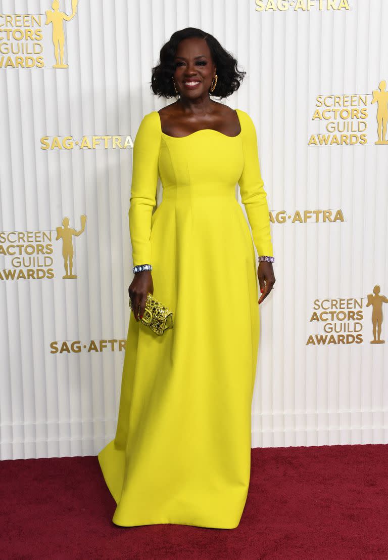 Viola Davis, la artista EGOT, desfiló por la alfombra con su vestido amarillo