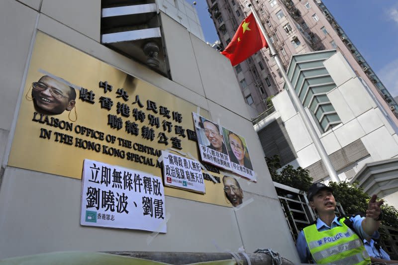 香港民眾至中聯辦抗議，要求北京政府釋放劉曉波。(美聯社)