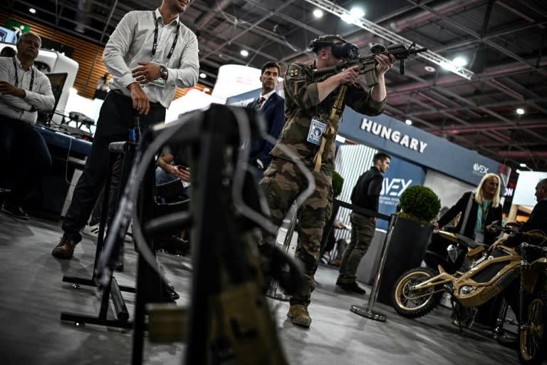 Un visiteur teste un programme de simulation de défense lors du salon international de défense terrestre, aérienne et de sécurité Eurosatory, à Villepinte, banlieue nord de Paris, le 17 juin 2024 (JULIEN DE ROSA)