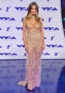 Heidi Klum posiert in einer hautfarbenen transparenten Robe von Designer Peter Fundas auf dem Red Carpet der VMAs. (Bild: Getty Images)