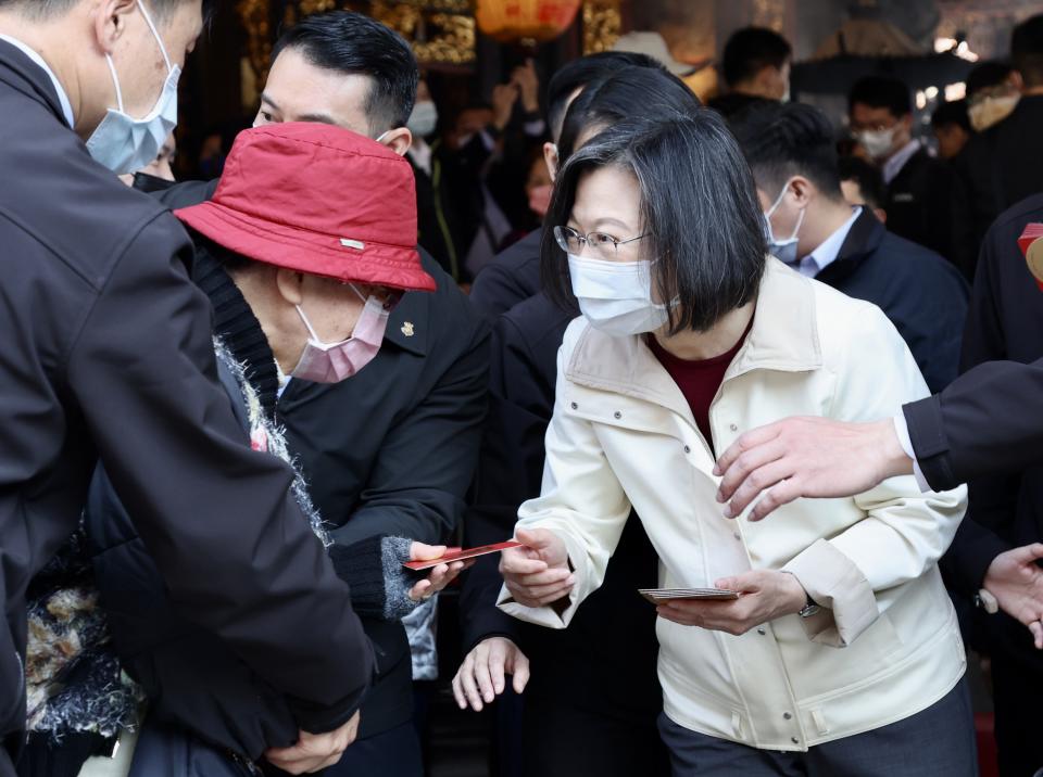 總統蔡英文22日前往台北市大龍峒保安宮參香祈福，發放福袋給民眾。（中央社）