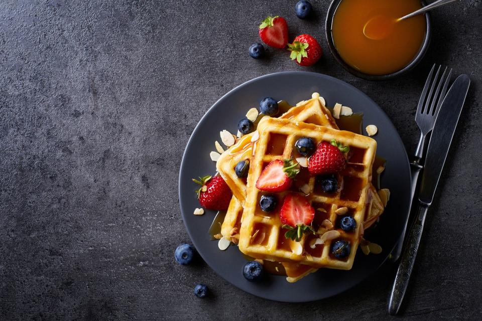 Pünktlich zum neuen Jahr sollten wir damit aufhören zu glauben, Waffeln seien nur ein köstliches Frühstück. Denn frisch gebackene Waffeln schmecken einfach zu jeder Tageszeit richtig gut! Vorteil: Wer an Silvester das Waffeleisen anschmeißt, der nimmt sich auch mehr Zeit für den Nachtisch. Toppings können von Puderzucker über Schokosauce bis hin zu frischen Früchten reichen. (Bild: iStock / baibaz)