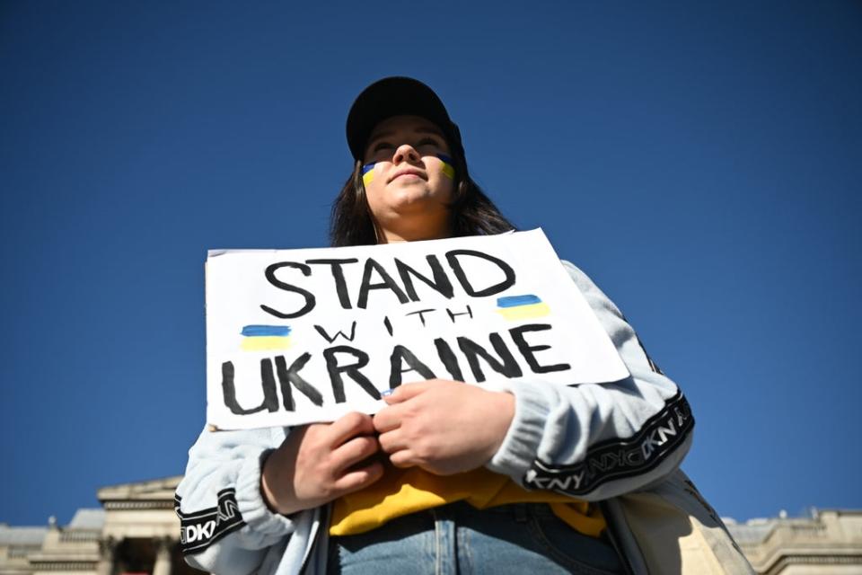 Personas en una manifestación para apoyar a Ucrania en la Trafalgar Square el 27 de febrero de 2022 en Londres (Getty Images)