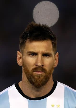 El delantero argentino Lionel Messi antes de su encuentro frente a Chile por las eliminatorias sudamericanas para el Mundial de Rusia en Buenos Aires, mar 23, 2017. La FIFA suspendió por cuatro partidos al astro argentino Lionel Messi por reiterados insultos contra un juez asistente en el partido que la "albiceleste" ganó el viernes a Chile por la eliminatoria sudamericana para el Mundial de Rusia. REUTERS/Marcos Brindicci