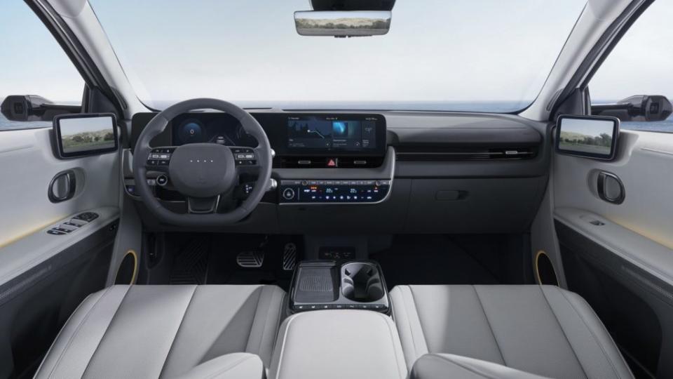 Hyundai為Ioniq 5引進新款方向盤，並重新安排車內的按鍵布局。(圖片來源/ Hyundai)