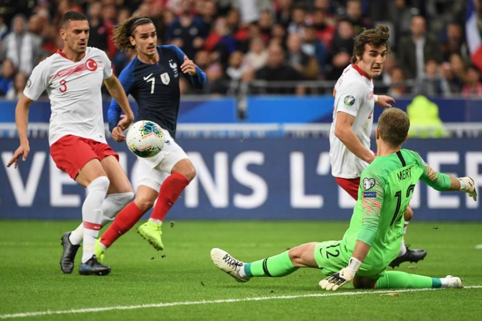 C'est reparti au Stade de France où les deux équipes sont dos à dos 0 à 0. Quel est votre pronostic pour cette deuxième période ? (crédit AFP)