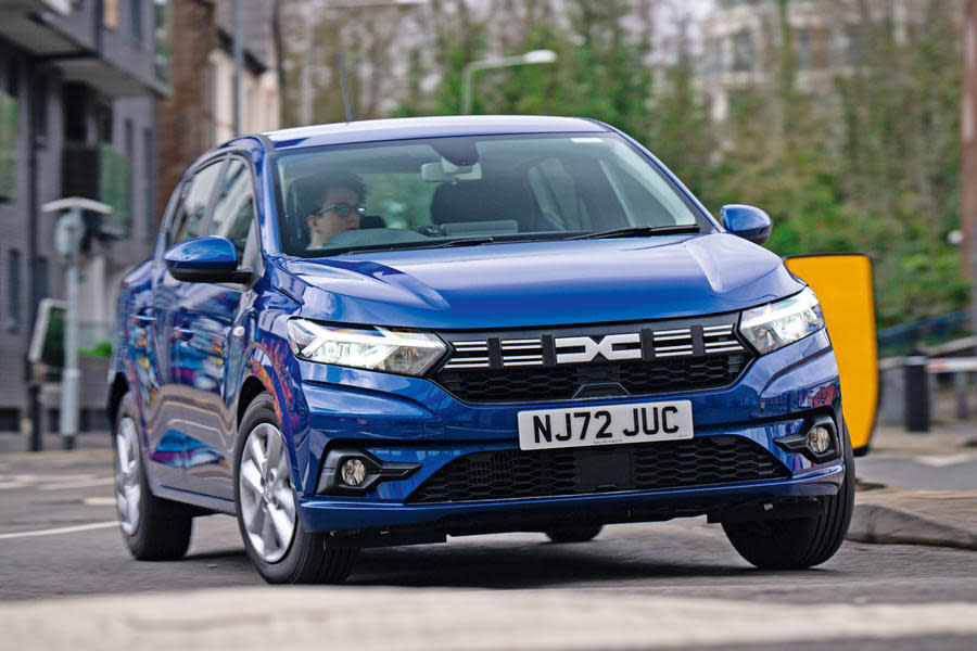 Dacia Sandero turning – front