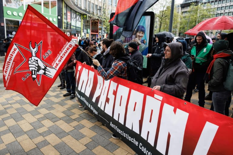Unos militantes antifascistas se manifiestan contra la conferencia de la extrema derecha NatCon, en Bruselas, el 16 de abril de 2024 (Simon Wohlfahrt)