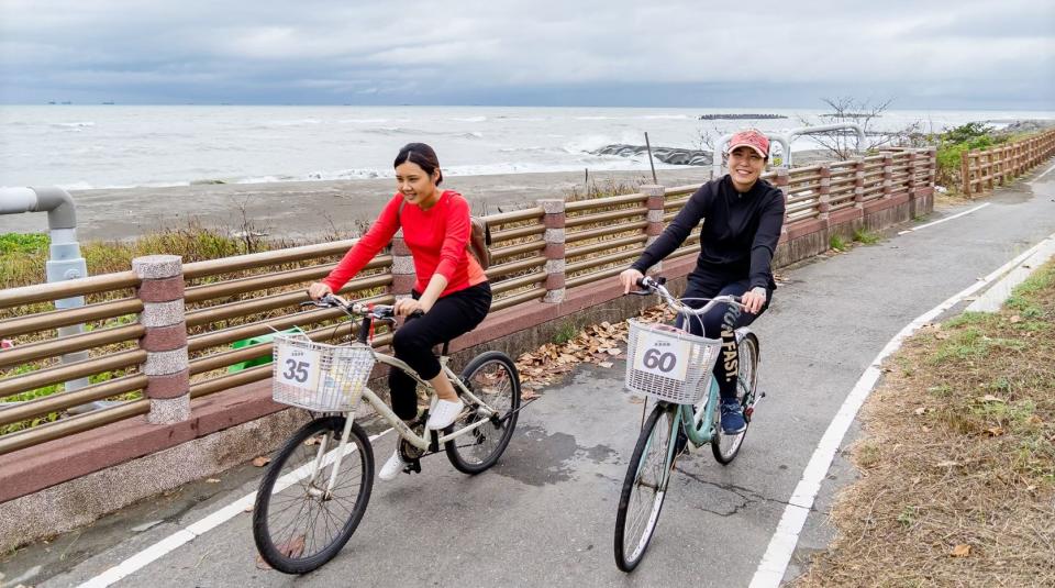 沿岸風景騎乘，享受自然漁村風光。（圖／高雄市政府觀光局）