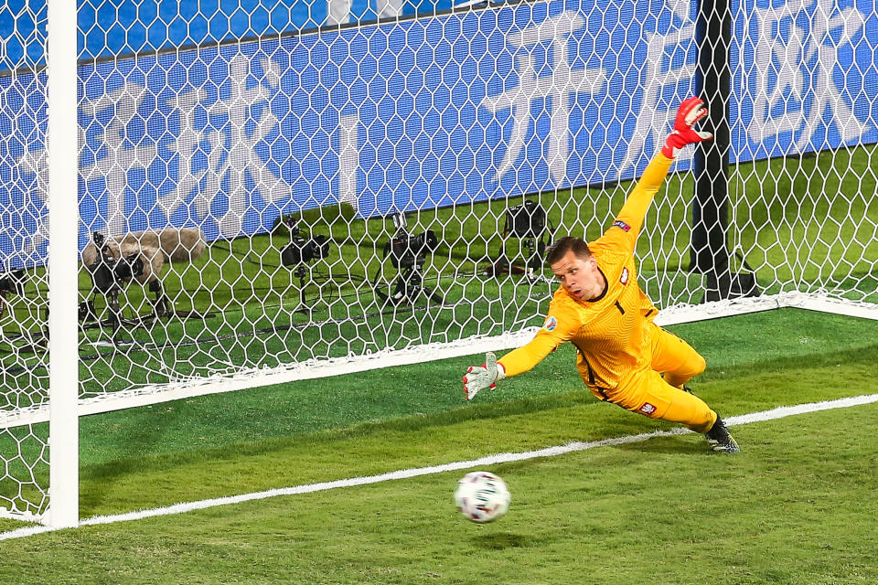 Wojciech Szczesny durante el penalti que Gerard Moreno lanzó al palo en el España-Polonia. (Foto: Foto Olimpik / NurPhoto / Getty Images).