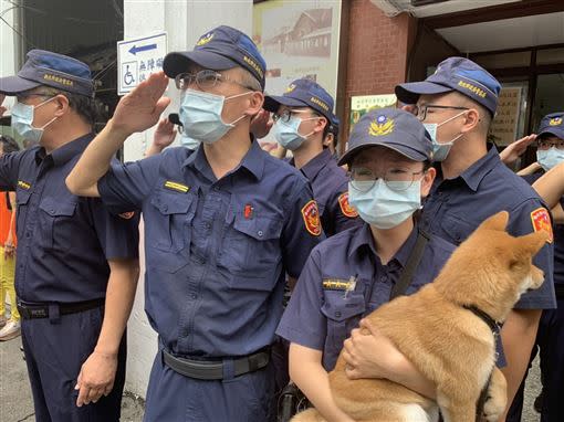 庭豪生前照顧的狗「咖啡」也被女警抱著迎接車隊。（圖／記者陳啟明攝）