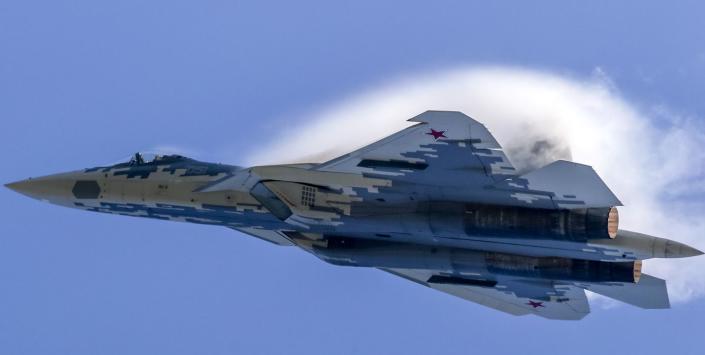 Истребитель Су-57 демонстрирует полет