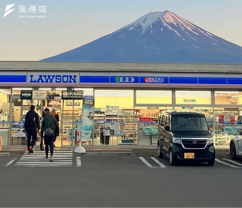 <cite>富士山絕美打卡景點要沒了，日本決定架設布幕阻擋遊客。（圖／讀者提供）</cite>