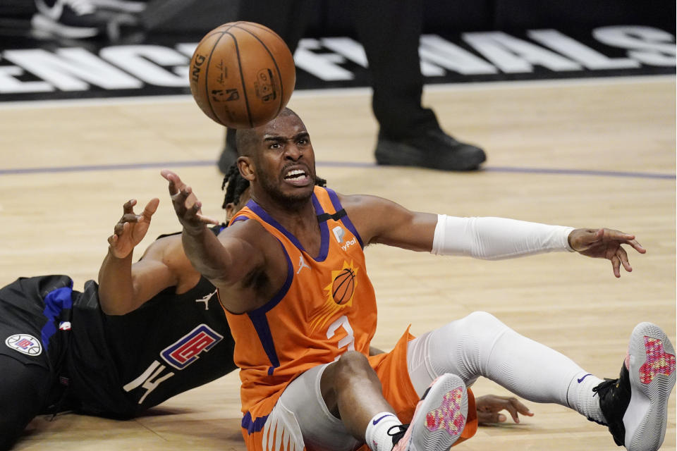 El base Chris Paul de los Suns de Phoenix busca recuperar el balón frente a los Clippers de Los Ángeles en el sexto duelo de la serie final de la Conferencia Oeste de la NBA, el miércoles 30 de junio de 2021, en Los Ángeles. (AP Foto/Mark J. Terrill)