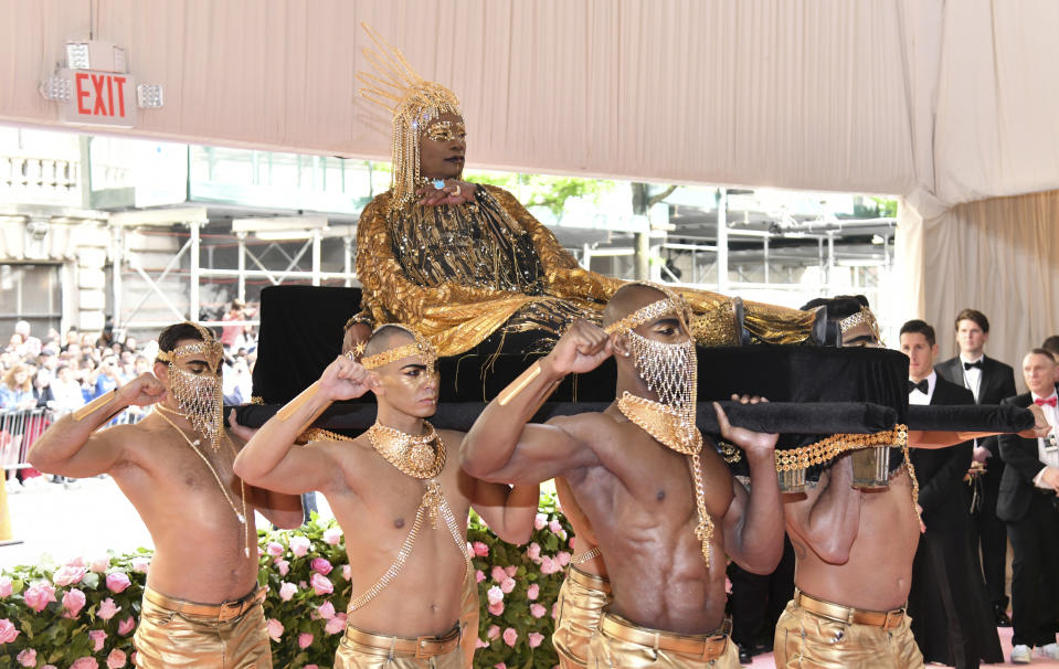 ARCHIVO - Billy Porter llega a la gala en beneficio del Instituto del Vestido del Museo Metropolitano de Arte para celebrar la inauguración de la exposición "Camp: Notes on Fashion" el 6 de mayo de 2019 en Nueva York. (Foto Charles Sykes/Invision/AP, archivo)