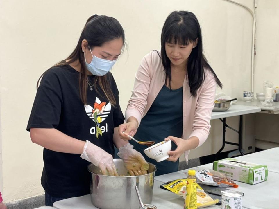 劉婷婷（右）指導新住民做好料理。（記者張淑娟攝）