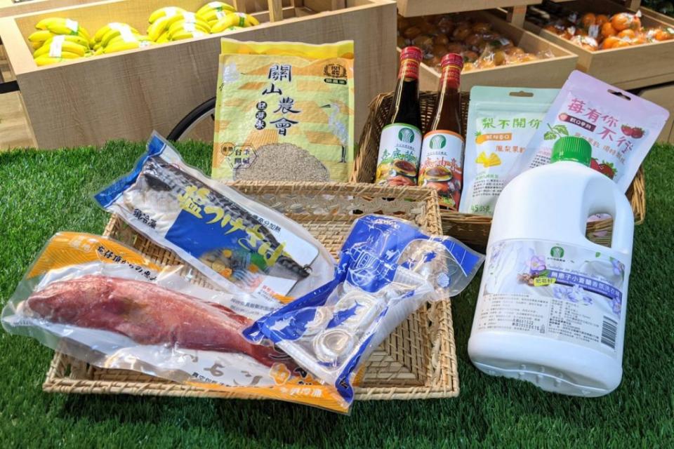 「板農活力超市」推出精選商品及巧活鮮物市集，以超低特價放送給市民朋友們。（新北市農業局提供）