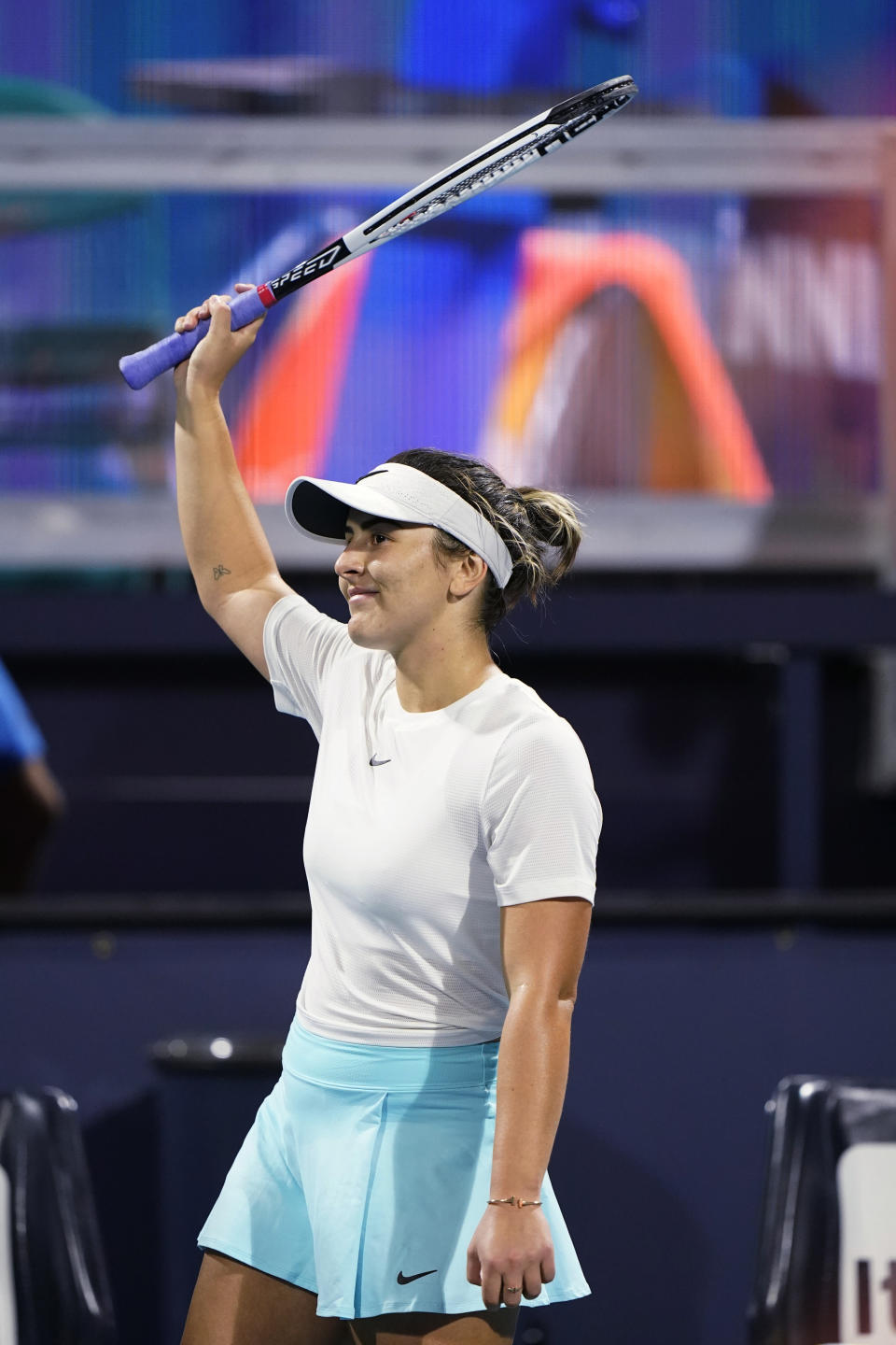 La canadiense Bianca Andreescu agradece al público tras derrotar a la griega Maria Sakkari en el Abierto de Miami,el viernes 2 de abril de 2021 por la madrugada (AP Foto/Wilfredo Lee)