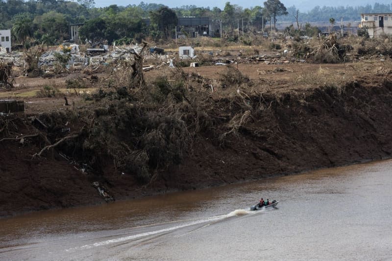 A boat sails along a damaged bank after exceptionally heavy rainfall in Lajeado. "The impact of the floods and the scale of the tragedy are devastating," wrote the governor of Rio Grande do Sul. Antonio Valiente/dpa