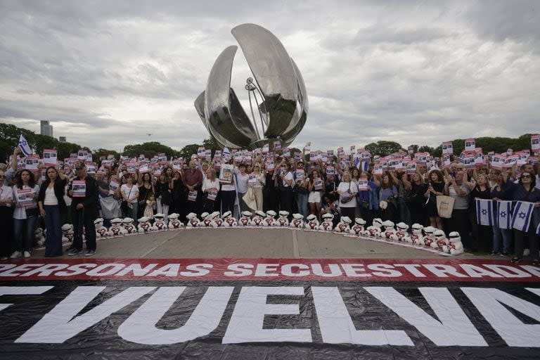 Encuentro masivo en contra del antisemitismo en la escultura Floralis Genérica