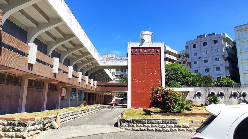  台東縣政府7年前推動的泳池和圖書館共構建案，12 次 招標均無人投標，面臨補助經費被收回，台東縣政府決 定放棄共構分開興建，游泳池已經荒廢多年。 中央社