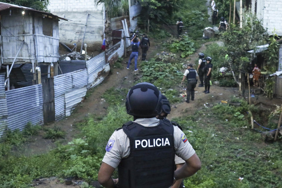 La policía ejecuta un operativo en busca de armas y drogas con el fin de combatir a grupos criminales y extorsionadores, el jueves 4 de abril de 2024, en el barrio de Nueva Guayaquil, en Guayaquil, Ecuador. Los ecuatorianos votarán el domingo 21 de abril en una nueva una consulta popular que, de acuerdo con el gobierno, busca dar soluciones a uno de los problemas más agobiantes: la creciente violencia atribuida a bandas criminales relacionadas con el narcotráfico. (AP Foto/César Muñoz)