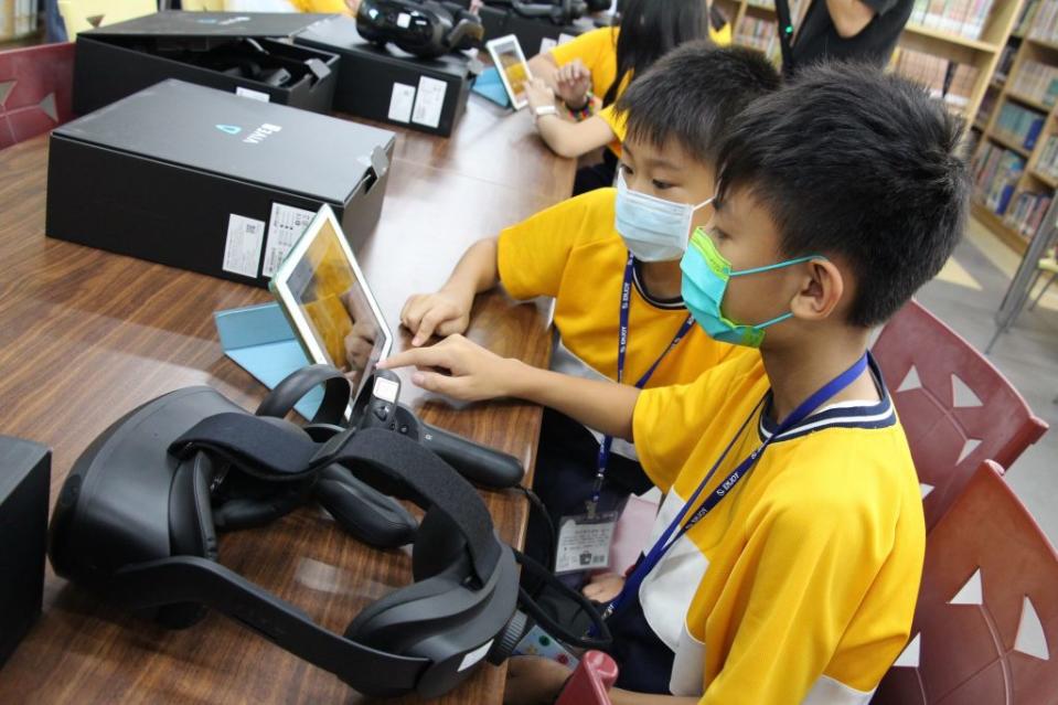 竹市四十六所公立國中小學校、達成校園無線網路建置百分之百，涵蓋每間教室，藉由平板電腦等多媒體載具，發展更多優質數位教學。(記者曾芳蘭攝)
