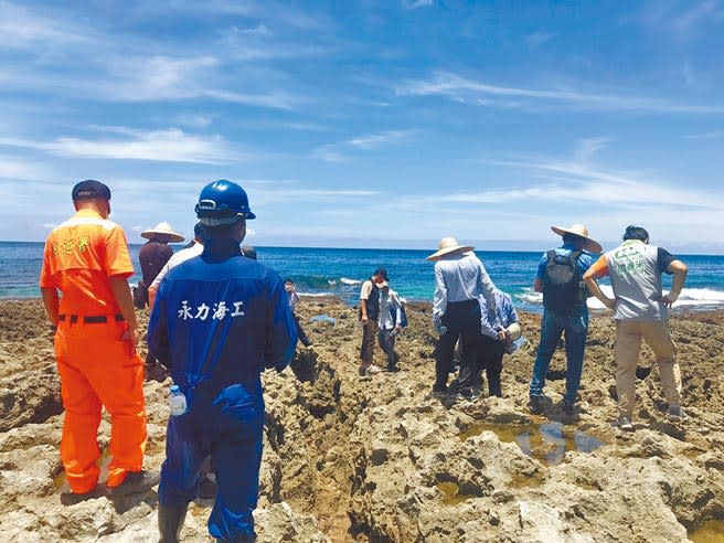 中油洩油汙染琉球、恆春海域至今屆滿1個月，期間墾管處、海保署等相關單位曾至恆春會勘中油清汙狀況。（謝佳潾攝）