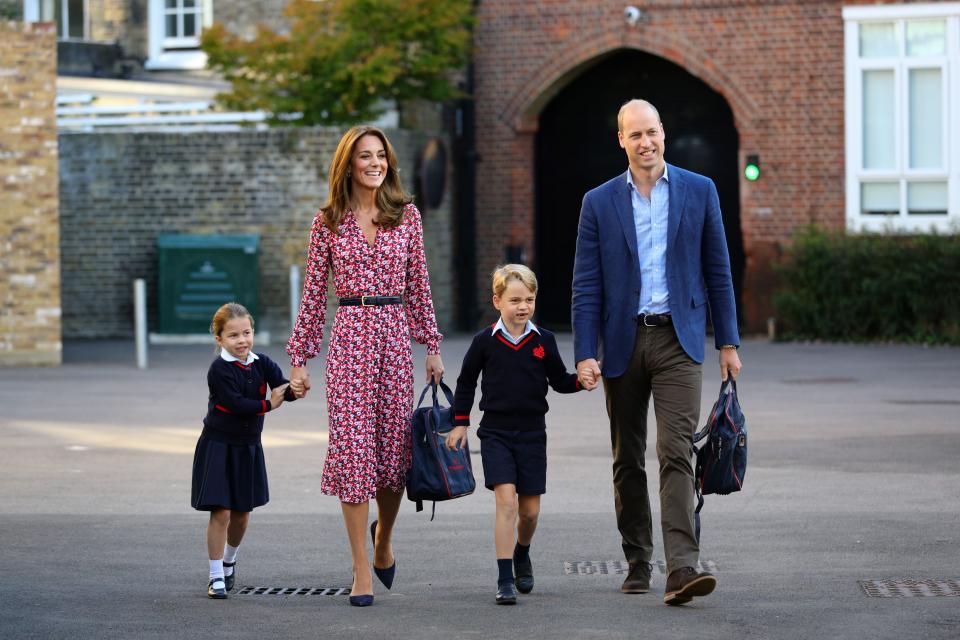 Prinzessin Charlotte (l.) und Prinz George werden von den Eltern, Prinz William und Herzogin Kate, zur Schule begleitet. (Bild: Getty Images)