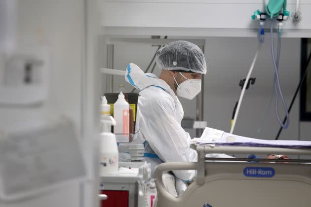 BARI, ITALY - NOVEMBER 12: Nurses at work in the intensive care wards to assist Covid-19 patients, in the new ward, set up in the Fiera del Levante, on November 12, 2021 in Bari, Italy. Italy are now offering COVID-19 booster vaccinations to those over 40 years of age in an effort to avoid the latest wave of the disease, which has hit several European countries. (Photo by Donato Fasano/Getty Images) (Photo: Donato Fasano via Getty Images)