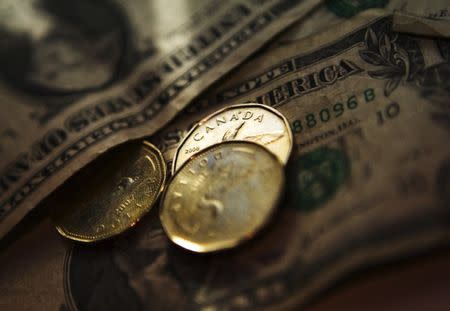 Greenback declines against loonie in early trade