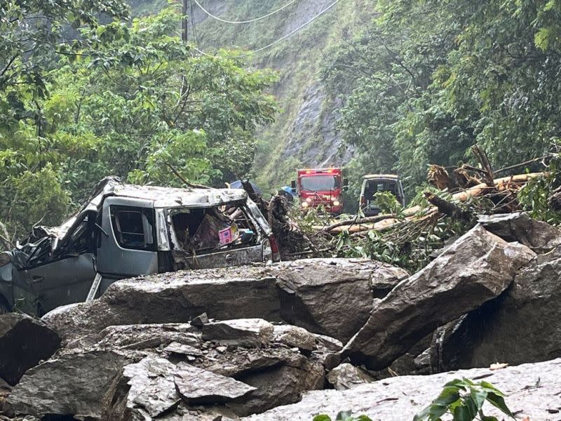 ▲苗21線因大雨導致土石鬆動，2度發生落石阻斷交通、砸中人車。（圖／翻攝畫面）