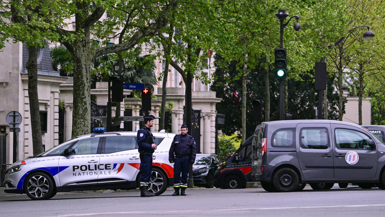 Des policiers sécurisant le périmètre non loin du consulat d’Iran à Paris, le 19 avril 2024.