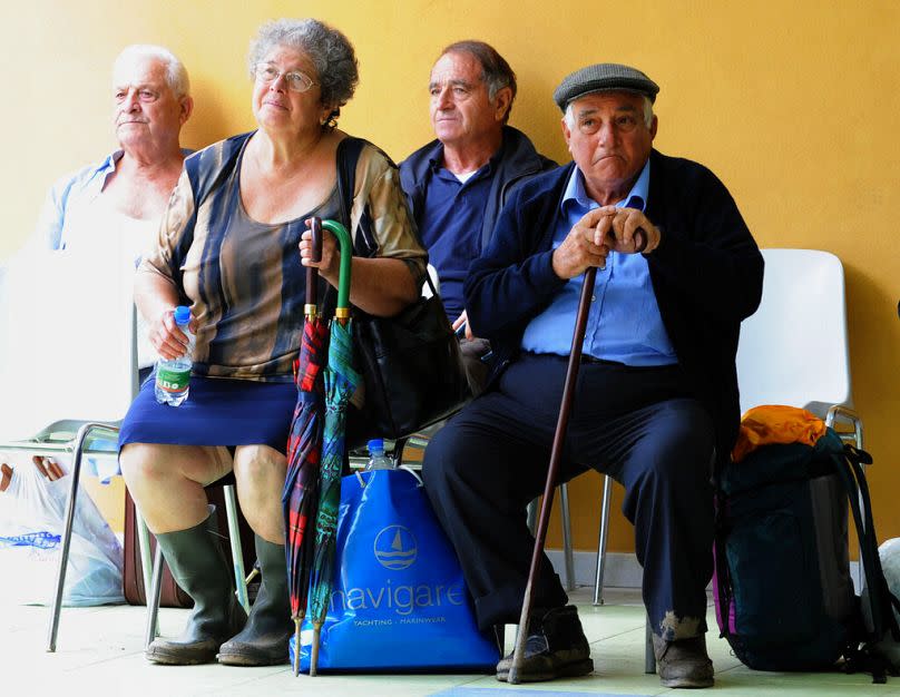 Menschen warten auf die Evakuierung aus Giampilieri bei Messina, Süditalien, Samstag, 3. Oktober 2009.